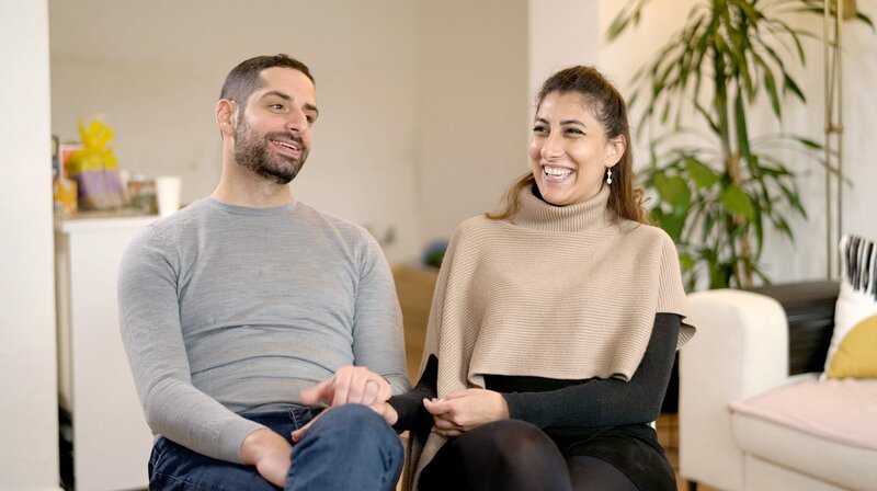 Sarah (r) und Karim aus Düsseldorf lernten sich über eine Dating-App kennen. – Bild: WDR/​Good Karma/​Arne Wolter