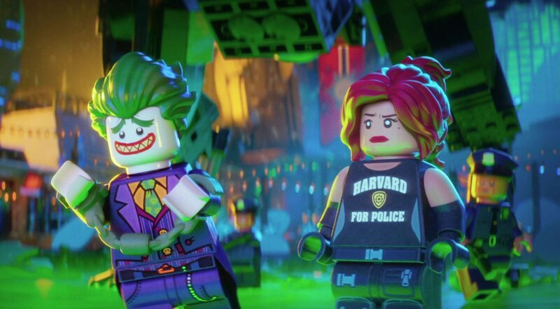 Der böse Joker treibt in Gotham City mal wieder sein Unwesen. Re.: Batgirl – Bild: LEGO