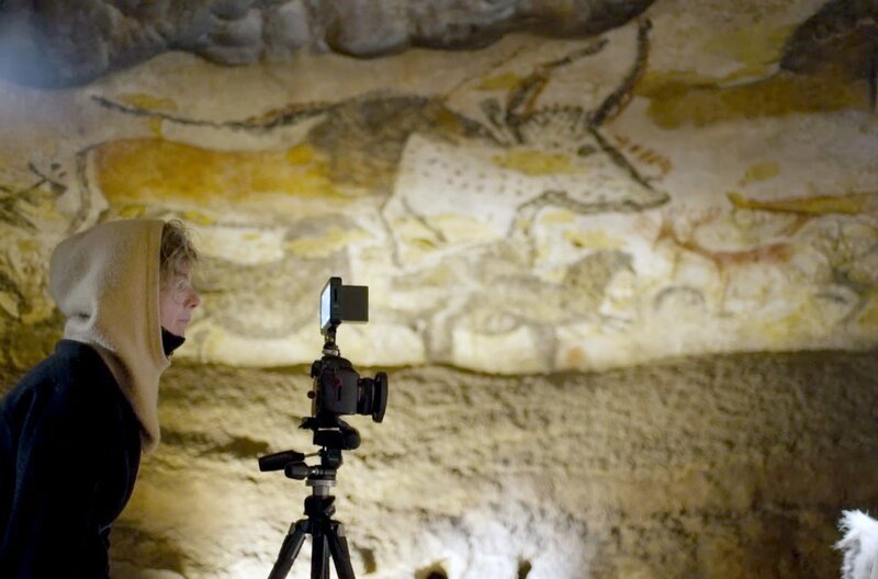 Julie Chaffort filmt in den Höhlen von Lascaux. – Bild: Arte France Développement /​ Julie Chaffort filmt in den Höhlen von Lascaux.
