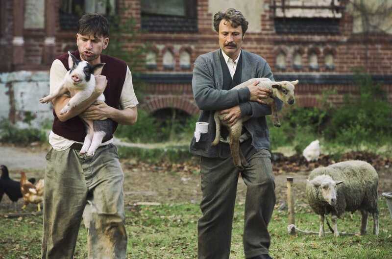 Men & Chicken – Bild: M&M Production /​ Rolf Konow Lizenzbild frei