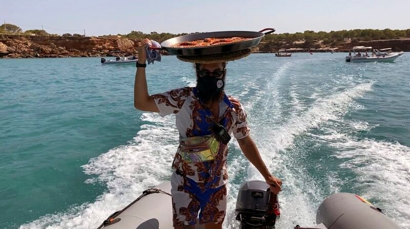 Joel „WIFI“ ist der schnellste Kellner auf Formentera. In der Cala Saona liefert er Mittagessen direkt aufs Bootsdeck. – Bild: HR/​Natascha Rhein