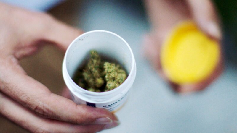 Es geht um Menschen mit Krebs, Parkinson, Multipler Sklerose, HIV, Tourette, Epilepsie oder chronischen Schmerzen. Warum wird hier mit Cannabis behandelt? – Bild: ORF/BR Es geht um Menschen mit Krebs, Parkinson, Multipler Sklerose, HIV, Tourette, Epilepsie oder chronischen Schmerzen. Warum wird hier mit Cannabis behandelt? – Bild: ORF/BR