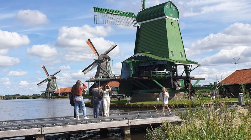 Windmühlen im Freilichtmuseum Zaanse Schans. – Bild: BR/HR/Katja Devaux/Katja Devaux Windmühlen im Freilichtmuseum Zaanse Schans. – Bild: BR/HR/Katja Devaux/Katja Devaux