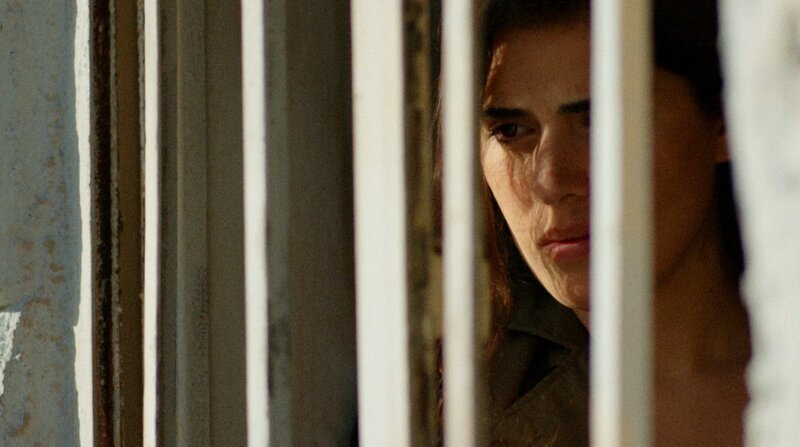 Liya (Mina Özlem Sagdıç) hat einen Peschmerga geärgert und ist prompt in einer Zelle gelandet. – Bild: BR/​SWR/​mîtosfilm
