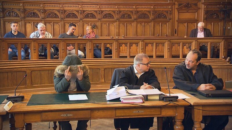 Prozess gegen Mitglieder eines arabischen Familienclans vor dem Bremer Landgericht. Die Verwendung des sendungsbezogenen Materials ist nur mit dem Hinweis und Verlinkung auf RTL+ gestattet. – Bild: RTL / © SPIEGEL TV GmbH Prozess gegen Mitglieder eines arabischen Familienclans vor dem Bremer Landgericht. Die Verwendung des sendungsbezogenen Materials ist nur mit dem Hinweis und Verlinkung auf RTL+ gestattet. – Bild: RTL / © SPIEGEL TV GmbH