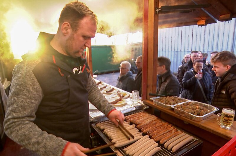 Mirko steht selbst am Grill zum Partyservice. – Bild: NDR/​Bremedia Produktion/​Lür Wangenheim