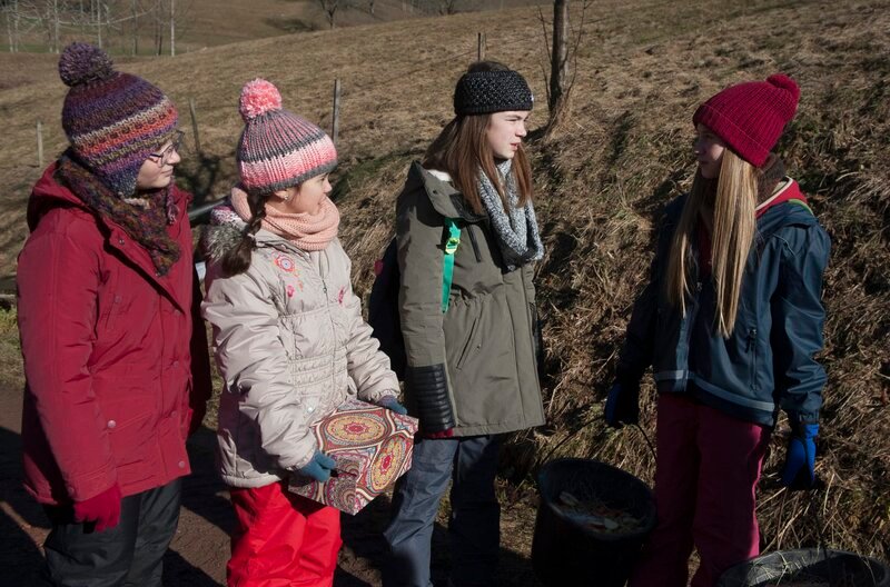 Leo (Phillis Lara Lau, 2. v. r.) und ihre Freundinnen wollen Hanadi (Sue Mossbauer, 2. v. l.) helfen. – Bild: SWR/​Maria Wiesler