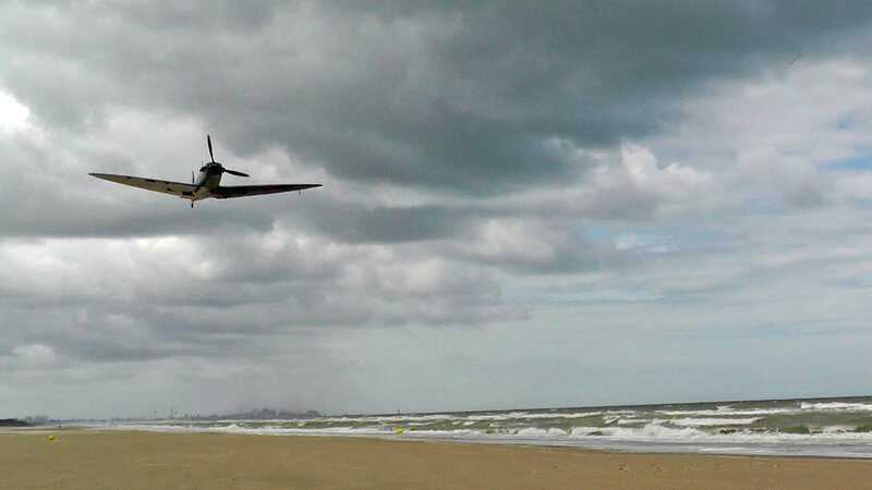 Legendär ist die Bruchlandung des britischen Piloten Geoffrey Stephenson am Strand von Dünkirchen am 26. Mai 1940. Seine Maschine konnte fast 30 Jahre später geborgen werden und ist heute im Museum ausgestellt. – Bild: BILD