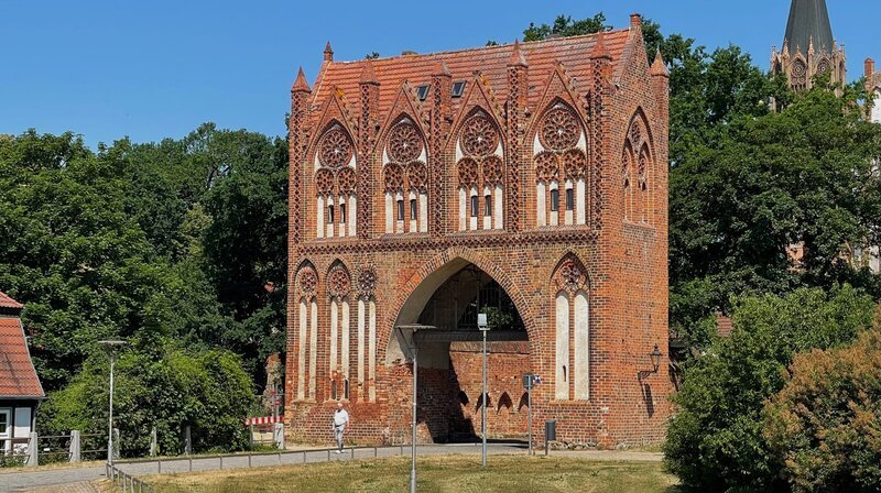 Neubrandenburg – „Stadt der vier Tore““: Die berühmten vier Stadttore sind Teil der mittelalterlichen Wehranlage. – Bild: NDR/​Thomas Eichler