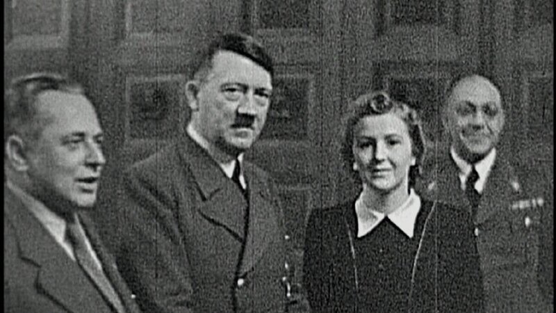 Adolf Hitler (2.v.l.) – Bild: RTL /​ © Adamis Production – 2015