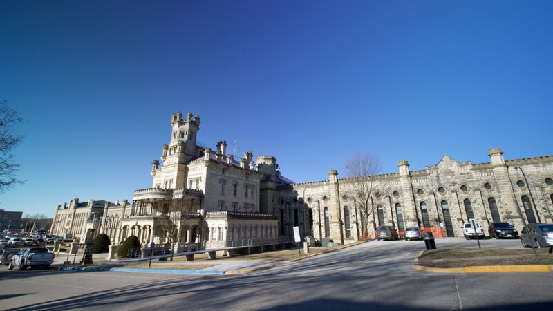 Das Gefängnis Anamosa wurde 1880 gebaut und gehört somit zu den ältesten Haftanstalten der Vereinigten Staaten. – Bild: BILD