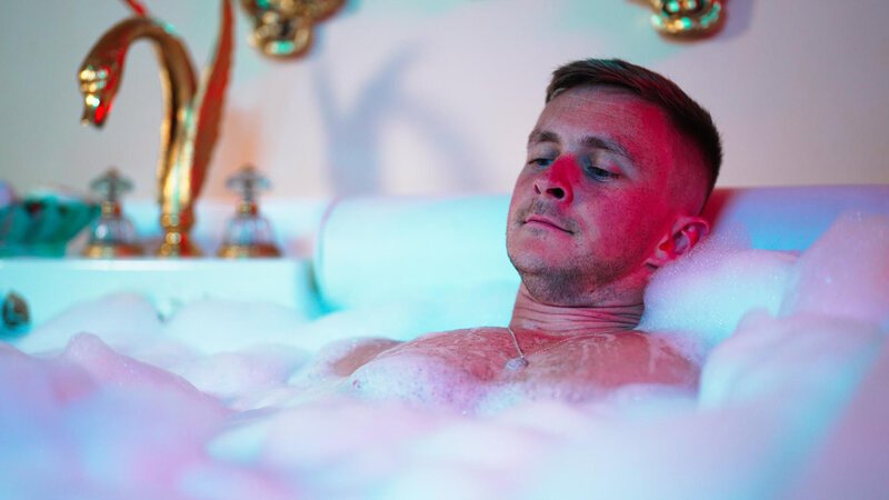 Auch männliche Darsteller finden Anklang bei Onlyfans, erreichen jedoch nicht die Beliebtheitswerte ihrer weiblichen Kolleginnen. – Bild: BILD