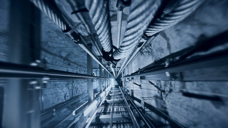 Im sogenannten „Höllenturm“, der bis 350 Meter tief unter die Erde reicht, werden anspruchsvolle Aufzug-Konstruktionen getestet. – Bild: BILD