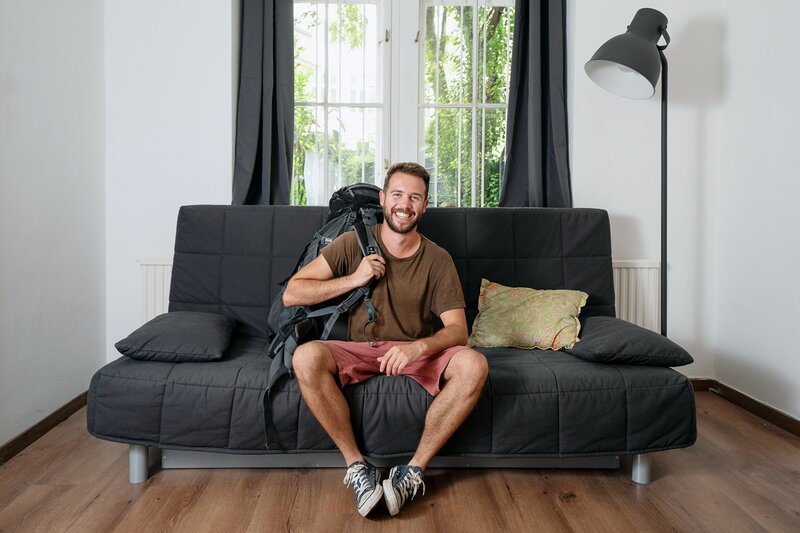 Couch Connections 9 Monate – 9 Länder – 53 Couches Die Reise des jungen Filmemachers Christoph Pehofer geht quer durch Nordamerika und Asien. SRF/Christoph Pehofer – Bild: SRF2 Couch Connections 9 Monate – 9 Länder – 53 Couches Die Reise des jungen Filmemachers Christoph Pehofer geht quer durch Nordamerika und Asien. SRF/Christoph Pehofer – Bild: SRF2