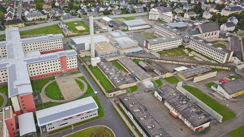 Die Jugendhaftanstalt existiert seit 1912 und gehört heute zu den größten Vollzugseinrichtungen des Landes mit 600 Häftlingen und 370 Beschäftigten. – Bild: BILD Die Jugendhaftanstalt existiert seit 1912 und gehört heute zu den größten Vollzugseinrichtungen des Landes mit 600 Häftlingen und 370 Beschäftigten. – Bild: BILD
