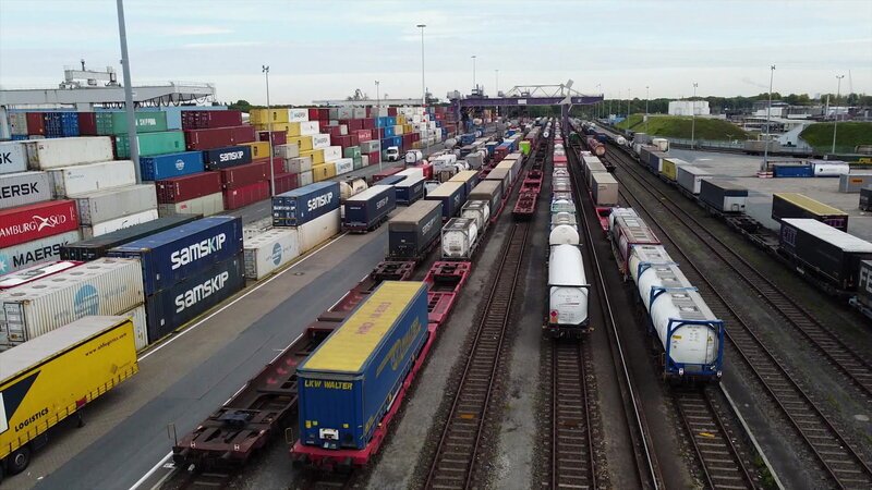 Am Binnenhafen von Duisburg kommen pro Woche etwa 50 Züge aus China an. An diesem Standort werden jedes Jahr um die 200.000 Container umgeladen. – Bild: BILD Am Binnenhafen von Duisburg kommen pro Woche etwa 50 Züge aus China an. An diesem Standort werden jedes Jahr um die 200.000 Container umgeladen. – Bild: BILD