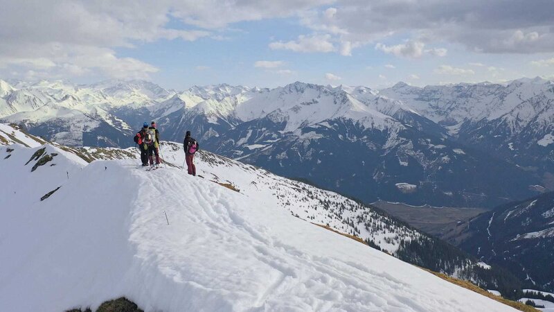 Victoria Rebensburg und die Profifreeriderinnen Sabine Schipflinger und Sandra Lahnsteiner wagen eine hochwinterliche Skidurchquerung des Salzburgerlandes – Bild: Bergblick