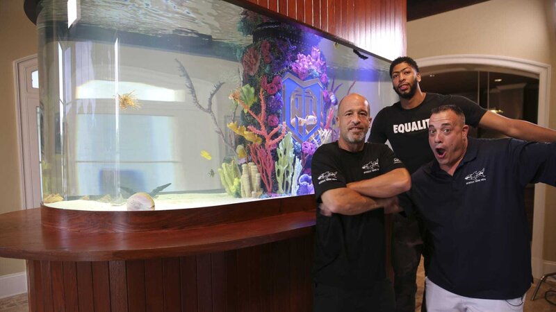 The Guys and Anthony hang out by the tank. – Bild: Discovery Communications