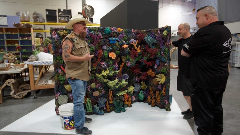 Wayde and Brett discuss insert design with Redneck. – Bild: Animal Planet /​ Discovery Communications