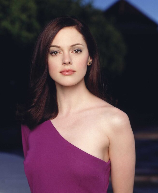 (4. Staffel) – Es stellt sich heraus, dass Paige (Rose McGowan) eine Halbschwester der Halliwell-Hexen ist. Die Frauen haben alle dieselbe Mutter, aber unterschiedliche Väter. – Bild: Paramount Pictures Lizenzbild frei