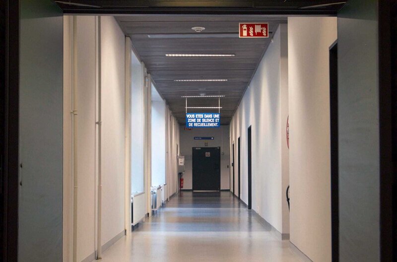 Ein Flur im Hôpital de la Citadelle in Lüttich: Es ist eines der Krankenhäuser in Belgien, die Sterbeberatung und -begleitung anbieten. – Bild: Les Films de la Passerelle /​ © Les Films de la Passerelle