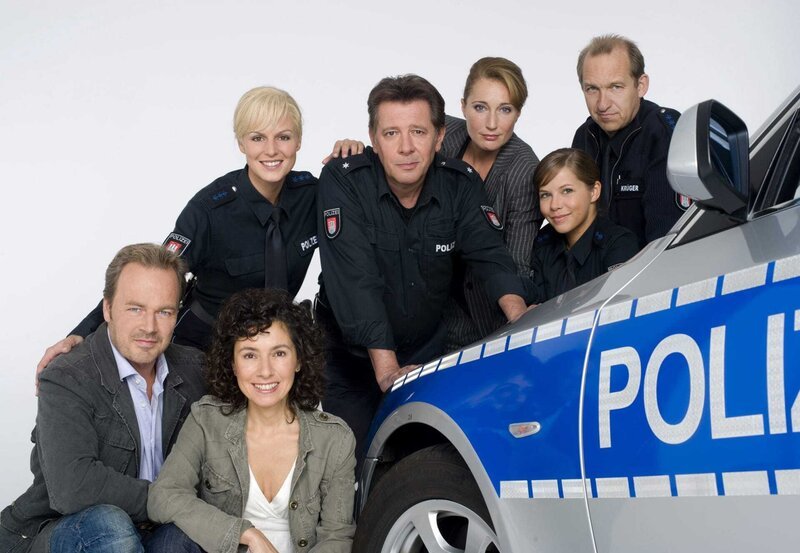 L-R: Henning Schulz (Till Demtr¯der), Hariklia „Harry“ Mˆller (Maria Ketikidou), Katja Metz (Anja Nejarri), Dirk Matthies (Jan Fedder), Frau K¸ppers (Saskia Fischer), Nicole Beck (Sophie Moser), Lothar Kr¸ger (Peter Heinrich Brix). – Bild: Heimatkanal
