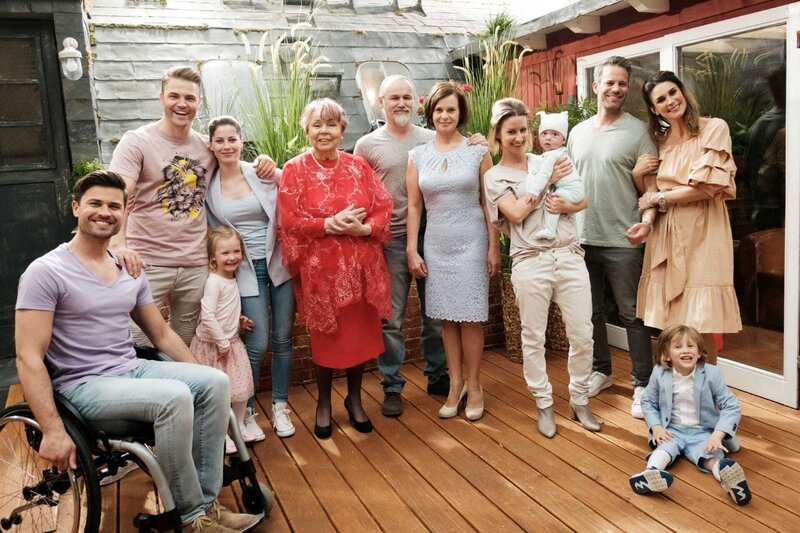 V.l.: Paco (Milos Vukovic), Bambi (Benjamin Heinrich) und Sina (Valea Scalabrino) mit Amelie, Roswitha (Andrea Brix), Robert (Luca Maric) und Irene (Petra Blossey), Ute (Isabell Hertel) mit Baby Maja, Till (Ben Ruedinger) und Eva (Claudelle Deckert) mit Noah – Bild: RTL Passion