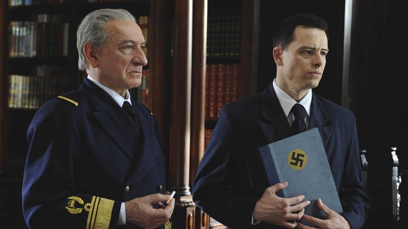 L-R: Miklos Horthy (Ben Kingsley) und Miklos Horthy Jr. (Shane Taylor) – Bild: 2018 Tiberius Film L-R: Miklos Horthy (Ben Kingsley) und Miklos Horthy Jr. (Shane Taylor) – Bild: 2018 Tiberius Film