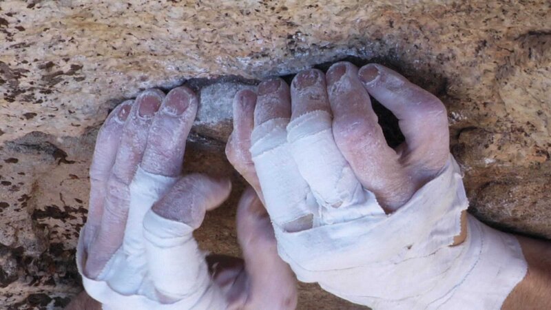 Hands of climbers. – Bild: Bergblick