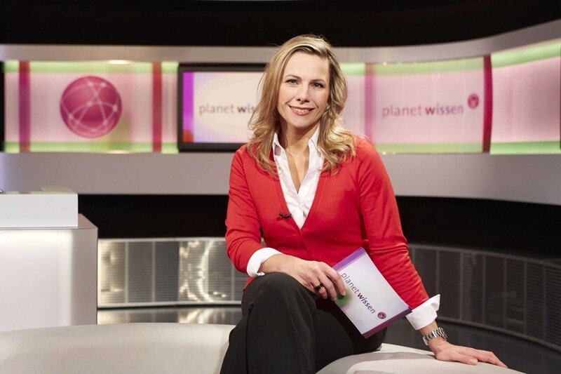. Die Moderatorin Andrea Grießmann. – Bild: BR/​WDR/​Claus Langer /​ Claus Langer