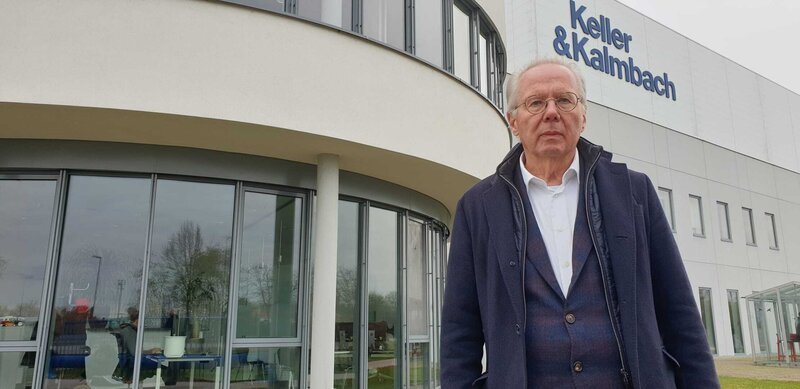 Videokonferenz mit der chinesischen Niederlassung von Keller & Kalmbach.; Christin-Marie Boudgoust im Webasto-Batteriewerk Schierling.; Geschäftsführer Seidl vor dem Zentrallager von Keller & Kalmbach. – Bild: BR/Ralph Gladitz/Ralph Gladitz Videokonferenz mit der chinesischen Niederlassung von Keller & Kalmbach.; Christin-Marie Boudgoust im Webasto-Batteriewerk Schierling.; Geschäftsführer Seidl vor dem Zentrallager von Keller & Kalmbach. – Bild: BR/Ralph Gladitz/Ralph Gladitz