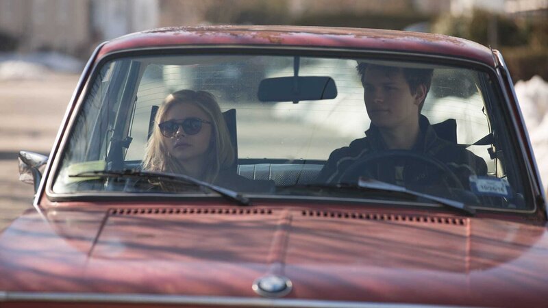 Phoebe (Chloë Grace Moretz) und Addison Schacht (Ansel Elgort) – Bild: Seacia Pavao / © 2016 November Criminals Holdings, LLC. All Rights Reserved. Phoebe (Chloë Grace Moretz) und Addison Schacht (Ansel Elgort) – Bild: Seacia Pavao / © 2016 November Criminals Holdings, LLC. All Rights Reserved.