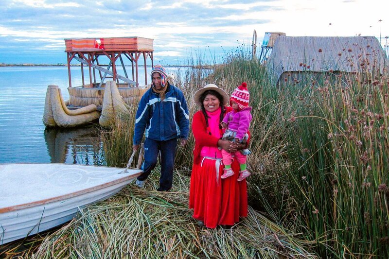 Homar und Gloria Lujano leben mit Töchterchen Mariana auf einer Schilfinsel im Titicacasee. – Bild: ZDF und NDR/​Manfred Uhlig.