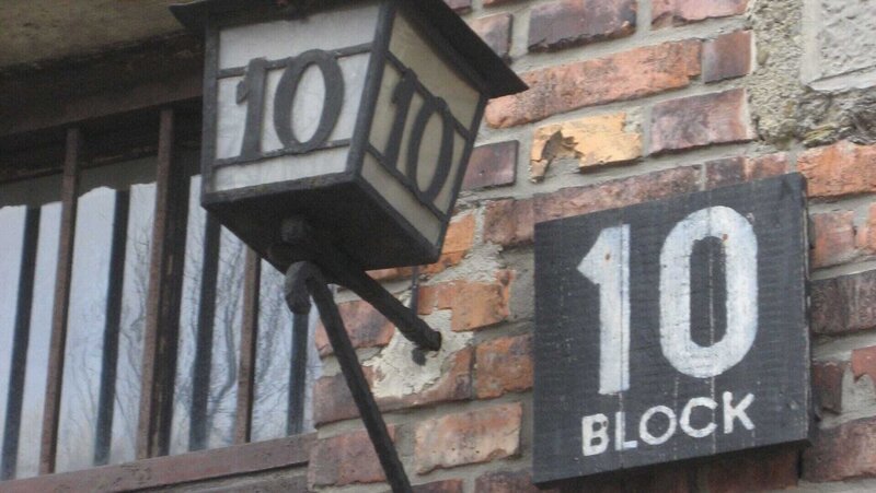 Im Block 10 von Auschwitz führte Carl Clauberg Zwangssterilisierungen an jüdischen Frauen durch. – Bild: ZDF und Arved von zur Mühlen./Arved von zur Mühlen Im Block 10 von Auschwitz führte Carl Clauberg Zwangssterilisierungen an jüdischen Frauen durch. – Bild: ZDF und Arved von zur Mühlen./Arved von zur Mühlen