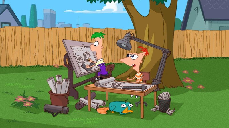 Die Stiefbrüder Phineas (mi.) und Ferb (li.) konstruieren unter dem Baum ihres Gartens eine Achterbahn, die quer durch die Stadt verläuft. Unter dem Tisch scheinbar unbeteiligt: Schnabeltier Perry. – Bild: Disney Channel