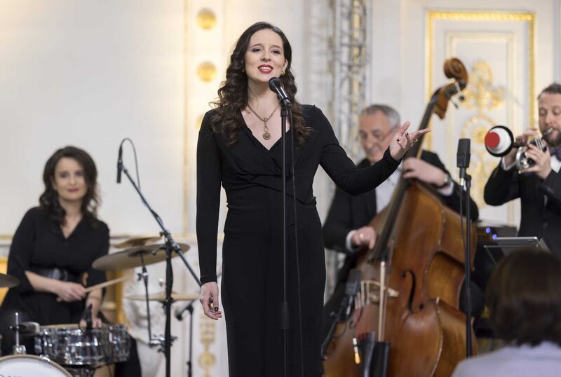 Maria Petrova (Schlagzeug), Ethel Merhaut (Gesang), Peter Strutzenberger (Kontrabass), Marc Osterer (Trompete). – Bild: ORF/​Bundeskanzleramt/​Andreas Wenzel