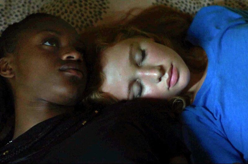 Die Nacht vor einem Monat – Bild: Héloïse Fressoz /​ Fatim (Fanta Kebe, li.) fürchtet sich mehr als die anderen vor der Rückkehr ihrer Freundin Helena (Héloïse Volle, re.), die in dem Fall angeklagt ist.