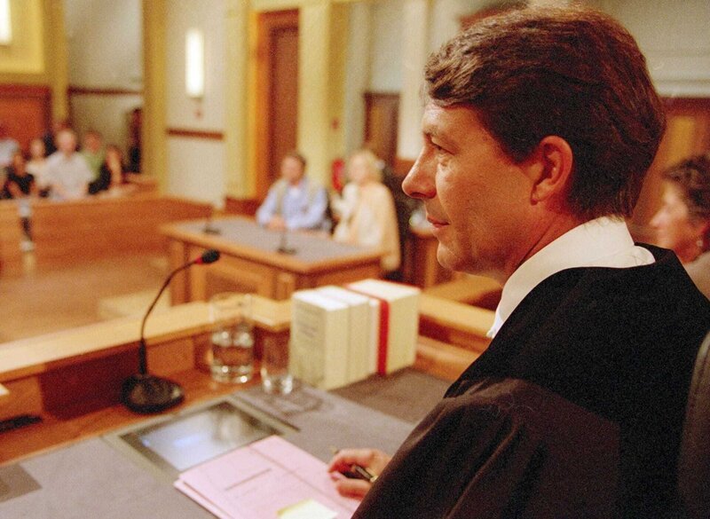 Ulrich Wetzel ist der vorsitzende Richter in der Gerichtssendung. Er verhandelt schwere Delikte wie fahrlässige Tötung, Brandstiftung oder Diebstahl. – Bild: RTLplus /​ Gregorowius
