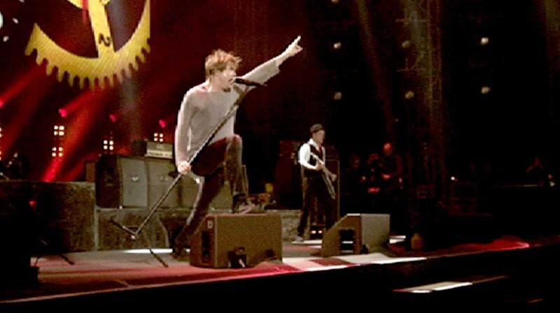 Im Oktober 2013 beendeten Die Toten Hosen ihre „Krach der Republik“-Tournee mit zwei ausverkauften Stadionkonzerten in Düsseldorf. 90.000 Zuschauer feierten zusammen mit der Band das Tourfinale. Mit mehr als einer Million Besuchern war diese Konzertreise die erfolgreichste, die die Band seit ihrer Gründung absolvierte. – Bild: WDR/rbb Im Oktober 2013 beendeten Die Toten Hosen ihre „Krach der Republik“-Tournee mit zwei ausverkauften Stadionkonzerten in Düsseldorf. 90.000 Zuschauer feierten zusammen mit der Band das Tourfinale. Mit mehr als einer Million Besuchern war diese Konzertreise die erfolgreichste, die die Band seit ihrer Gründung absolvierte. – Bild: WDR/rbb