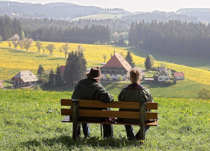 Hermann (Wolfgang Hepp) und Johanna (Ursula Cantieni) blicken auf ihren Fallerhof. – Bild: SWR/​Johannes Krieg