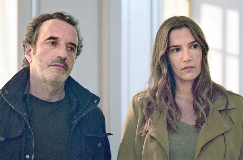 Nach der Entführung von Lara ermitteln Kommissar François (Bruno Todeschini) und seine Kollegin Marie (Charlotte Gabris) gemeinsam. – Bild: ARTE France /​ © Siècle Productions /​ © Siècle Productions