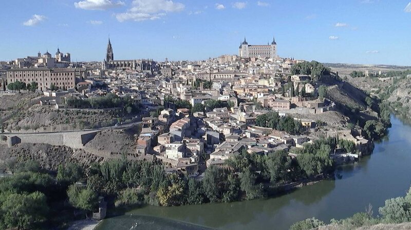 Blick auf Toledo: rechts im Hintergrund der Alcázar, eine auf Felsen errichtete Festung in der Oberstadt Toledos, links im Hintergrund die Kathedrale. – Bild: BR/​HR
