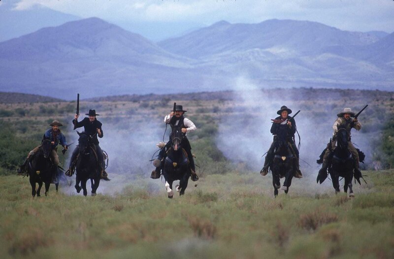 Wyatt Earp (Kurt Russel) kämpft mit seinen Männern für Recht und Ordnung in Tombstone. – Bild: ZDF und Disney