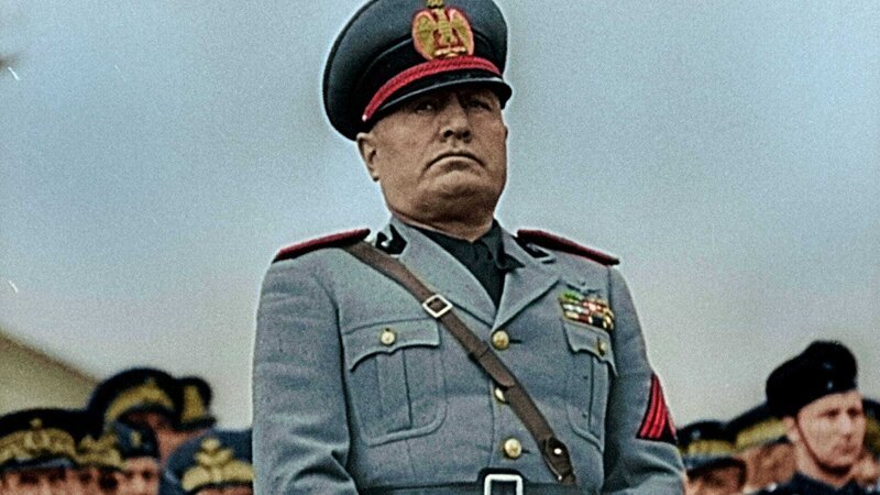 Mussolini, der Führer der faschistischen Partei Italiens und Hitlers Verbündeter, hatte Schwierigkeiten, den deutsch-sowjetischen Pakt als gerechtfertigt anzuerkennen. – Bild: National Geographic Channel /​ © FOX NETWORKS GROUP