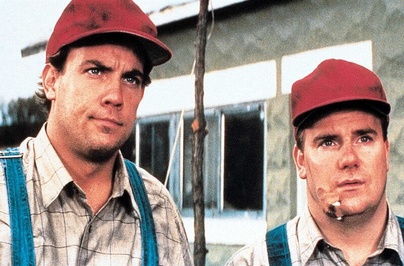 Eine wahre Geschichte - Straight Story – Bild: 1999 Studiocanal/​Picture Factory /​ Die Zwillinge Harald (Kevin P. Farley, re.) und Thorvald (John Farley, li.) reparieren Alvins Rasenmäher. Übers Ohr hauen können sie den alten Alvin jedoch nicht.