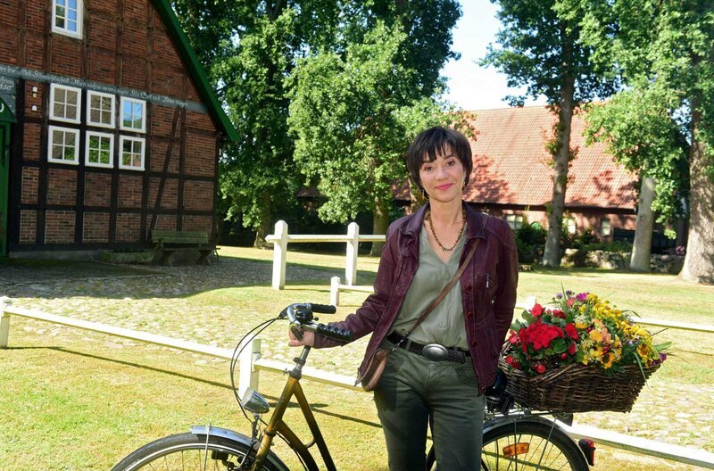 ARD ROTE ROSEN, Telenovela, 18. Staffel mit neuen Folgen ab (13.10.20), montags bis freitags um 14:10 Uhr im Ersten. Weiterhin dabei im Hauptcast: Anja Franke als Merle. © ARD/​Nicole Manthey, honorarfrei – Verwendung gemäß der AGB im engen inhaltlichen, redaktionellen Zusammenhang mit genannter ARD-Sendung bei Nennung „Bild: ARD/​Nicole Manthey“ (S2). ARD-Programmdirektion/​Bildredaktion, Tel: 089/​5900–23534, bildredaktion@DasErste.de – Bild: ARD/​Nicole Manthey /​ ARD-Programmdirektion