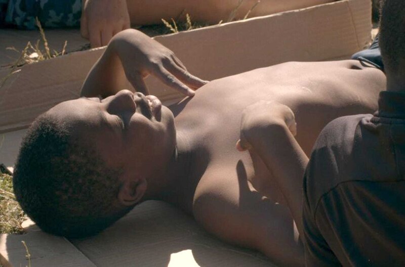 Junge Leute von heute, die die Sonne genießen und Spaß haben – Bild: Athénaïse / Junge Leute von heute, die die Sonne genießen und Spaß haben Junge Leute von heute, die die Sonne genießen und Spaß haben – Bild: Athénaïse / Junge Leute von heute, die die Sonne genießen und Spaß haben