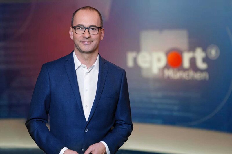 Moderator und BR-Chefredakteur Christian Nitsche im report München-Studio. – Bild: BR/​Lisa Hinder