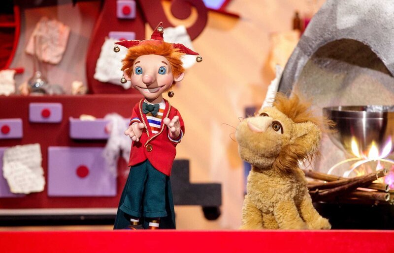"Servus Kasperl", "Seid ihr alle da?" - Die Kultfigur des österreichischen Kinderfernsehens, Kasperl, überrascht seine Fans im Rahmen des ORF-Kinderprogramms "Okidoki" siebenmal die Woche mit einer, von Gottfried Kumpf gestalteten Kasperlbühne. Der Klassiker des österreichischen Kinderfernsehens - täglich um 7.00 Uhr in ORF eins - mit amüsanten Kasperlstücken und vielen Möglichkeiten zum Mitspielen.Im Bild: Kasperl, Löwe Leopold. – Bild: ORF/Günther Pichlkostner "Servus Kasperl", "Seid ihr alle da?" - Die Kultfigur des österreichischen Kinderfernsehens, Kasperl, überrascht seine Fans im Rahmen des ORF-Kinderprogramms "Okidoki" siebenmal die Woche mit einer, von Gottfried Kumpf gestalteten Kasperlbühne. Der Klassiker des österreichischen Kinderfernsehens - täglich um 7.00 Uhr in ORF eins - mit amüsanten Kasperlstücken und vielen Möglichkeiten zum Mitspielen.Im Bild: Kasperl, Löwe Leopold. – Bild: ORF/Günther Pichlkostner