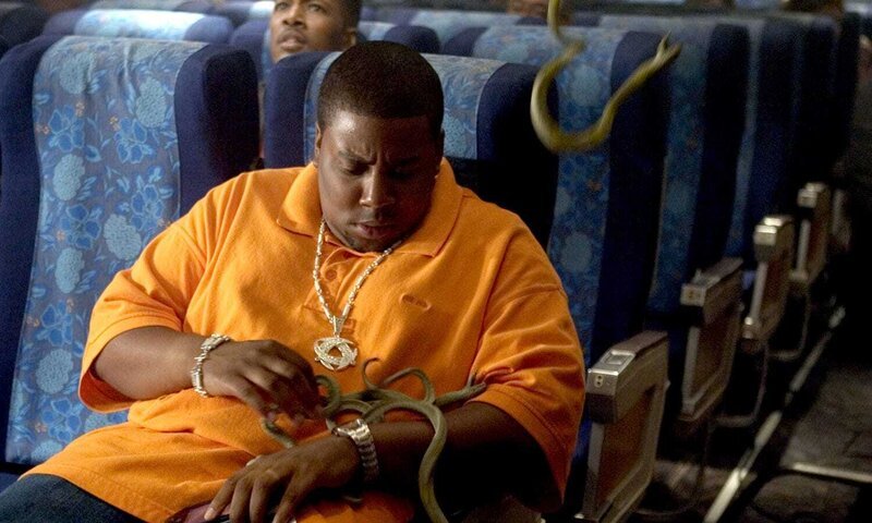 Alles Gute kommt von oben – nicht an Bord der Passagiermaschine von Hawaii nach L.A., wo Troy (Kenan Thompson) mit Entsetzen die Schlangen bemerkt, die aus den Gepäckfächern fallen … – Bild: Warner Bros. Entertainment GmbH